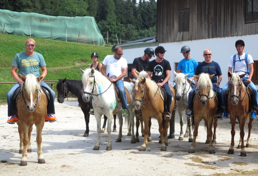 Männer lernen reiten